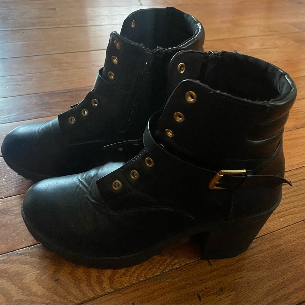 Size 9 boots. Black. Warn a few times. Don’t have laces to them.